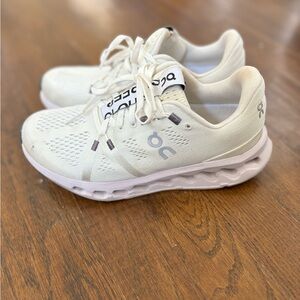 On cloud womens size 6.5 shoes. Great for all activities.